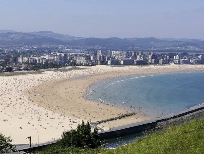 Archivo - Gente en una playa de Cantabria