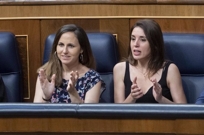 La ministra de Derechos Sociales, Ione Belarra (i), y la ministra de Igualdad, Irene Montero, en la primera jornada de la 26 edición del Debate sobre el Estado de la Nación, en el Congreso de los Diputados, a 12 de julio de 2022, en Madrid (España).