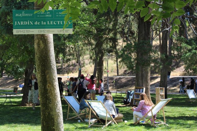 El proyecto 'Más que lectura' pretende sacar los libros a los espacios públicos y acercar la literatura a la ciudadanía.