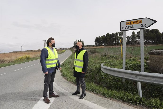 Archivo - El director general de Obras Públicas e Infraestructuras, Pedro López, y el consejero de Cohesión Territorial, Bernardo Ciriza, en una visita reciente a la carretera NA-128 Caparroso-Mélida.