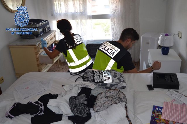 Escorcoll en un dels pisos on s'obligava les dones a prostituir-se