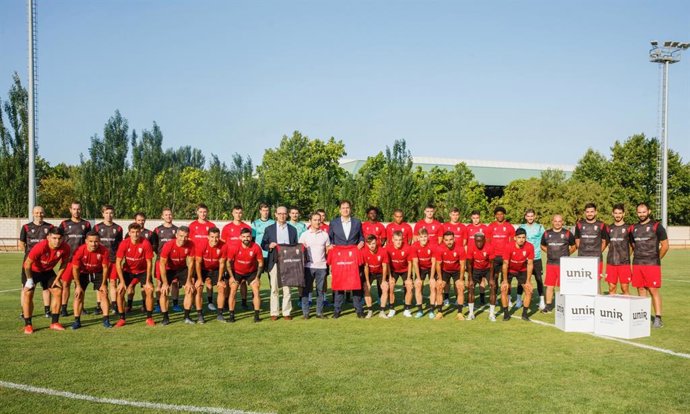 Responsables de UNIR y de la UDL posan con el primer equipo