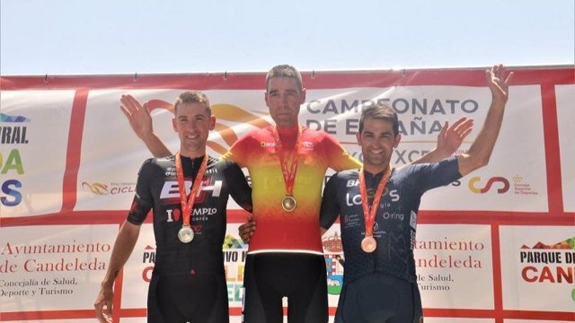 David Valero, en el centro de la imagen de archivo, cuando fue proclamado campeón de España de XCO