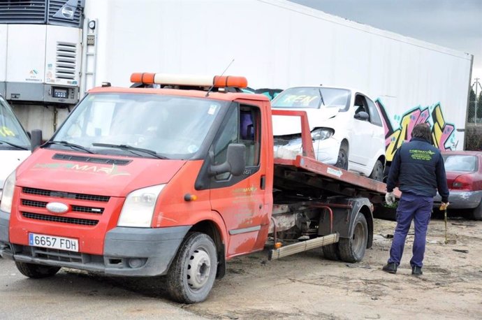 Archivo - Un coche es retirado por la empresa de descontaminación y desguace de vehículos.