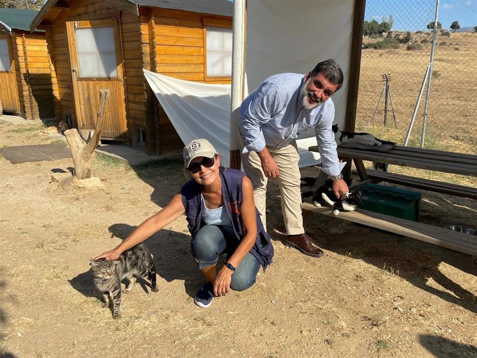 El director general de Agricultura, Ganadería y Alimentación, Ángel de Oteo, visita el Centro Integral de Acogida ubicadas en Colmenar Viejo