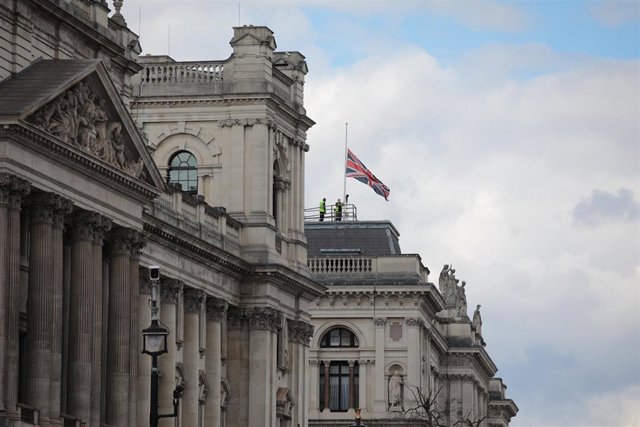 Archivo - Bandera británica en la sede del Ministerio de Asuntos Exteriores británico en Londres