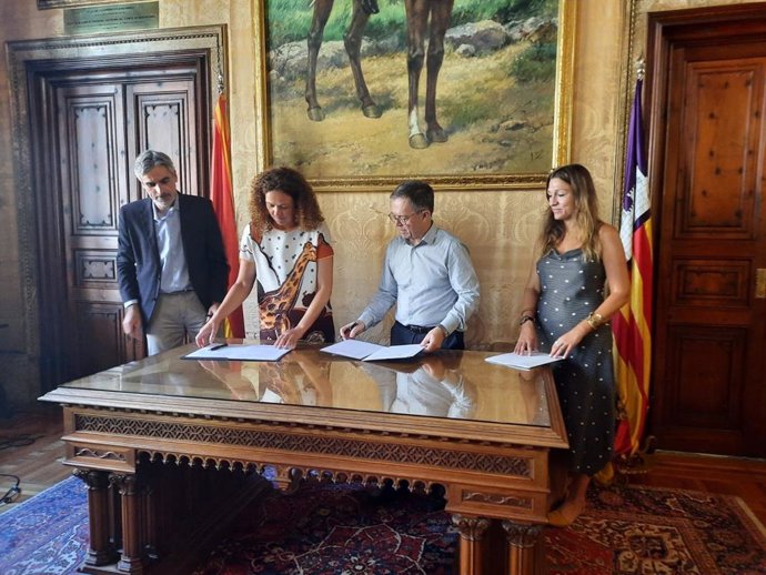 La presidenta del Consell de Mallorca, Catalina Cladera, y el conseller de Vivienda, Josep Marí.