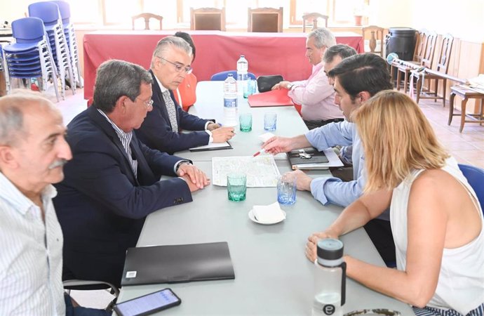 El presidente de la Diputación de Burgos, César Rico, (en medio con chaqueta azul) junto al delegado territorial de la Junta, Roberto Saiz, y alcaldes de los municipios afectados por el incendio de Quintanilla del Coco.