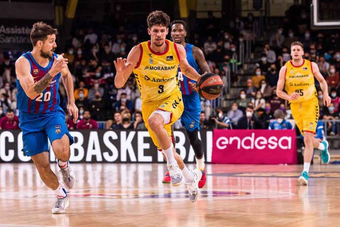 Archivo - Oriol Pauli of Morabanc Andorra competes with Nico Laprovittola of FC Barcelona during the ACB Liga Endesa match between FC Barcelona and Morabanc Andorra  at Palau Blaugrana on March 01, 2022 in Barcelona, Spain.