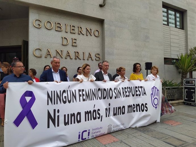 El presidente del Gobierno de Canarias, Ángel Víctor Torres, y parte de su equipo cogiendo la pancarta de rechazo contra el último asesinato de una mujer por violencia de género en Santa Cruz de Tenerife