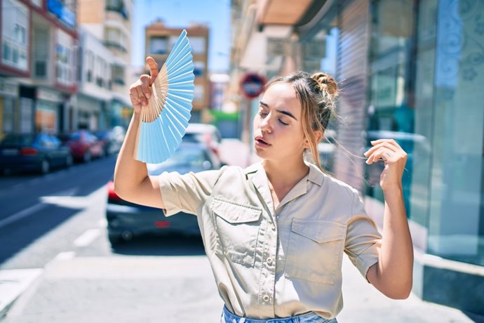 Archivo - Mujer con calor