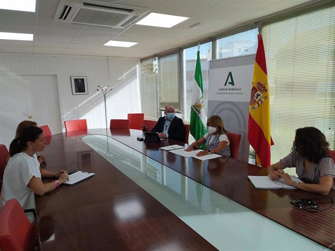 Reunión mantenida de la alcaldesa de San Fernando, Patricia Cavada, y la delegada territorial de Salud y Consumo, Isabel Paredes.