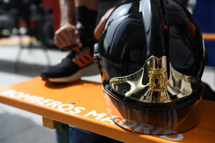Archivo - Detalle de un casco de bombero en la Carrera Vertical de Bomberos del Ayuntamiento de Madrid.