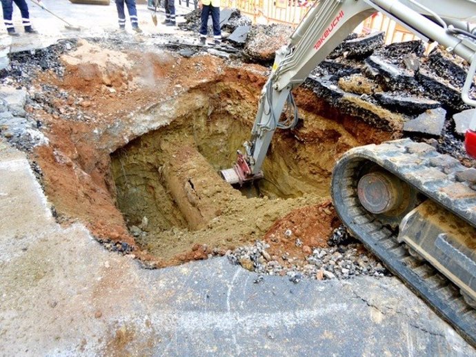 Una máquina en las labores de reparación de la vieja tubería de agua en alta en Benalmádena que ha sufrido una nueva rotura fortuita y que provoca el corte de suministro en alta en Arroyo de la Miel