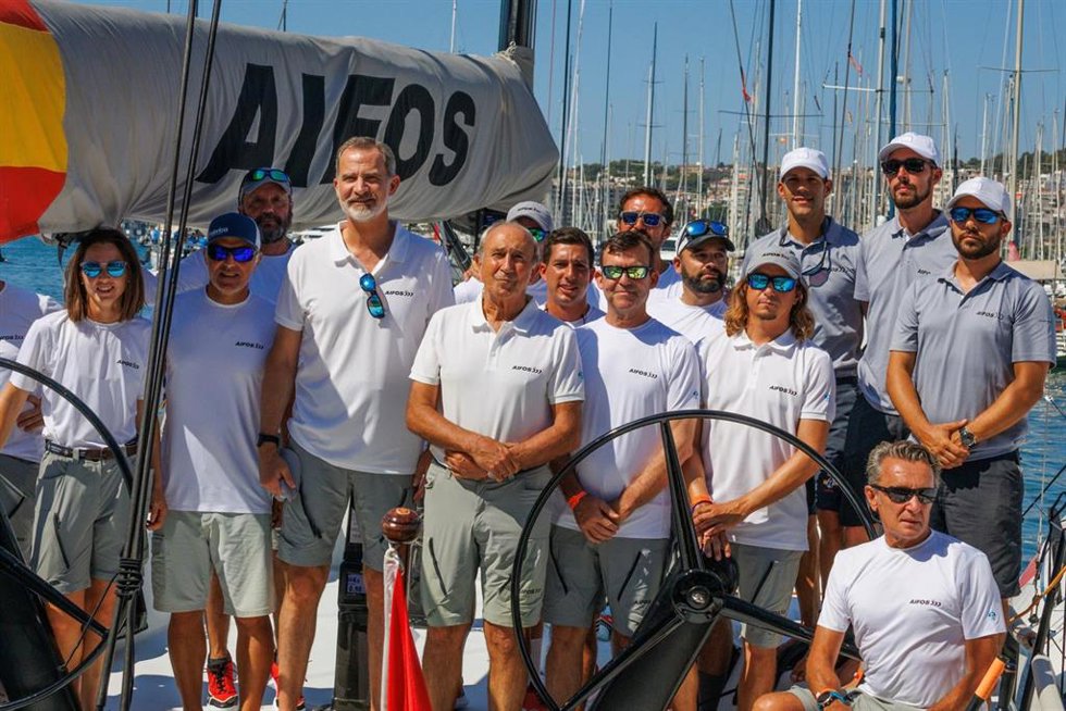 El rey Felipe VI junto con la tripulación del 'Aifos500', este lunes.