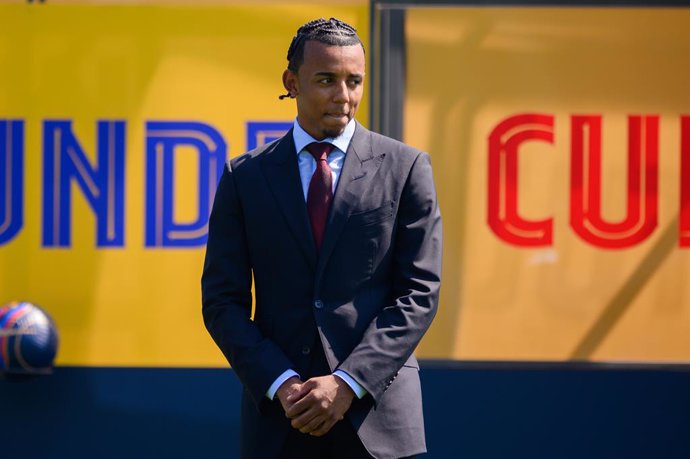 01 August 2022, Spain, Barcelona: French footballer Jules Kounde speaks during a press conference to unveil joining FC Barcelona at Ciutat Esportiva Joan Gamper. Photo: Gerard Franco/DAX via ZUMA Press Wire/dpa