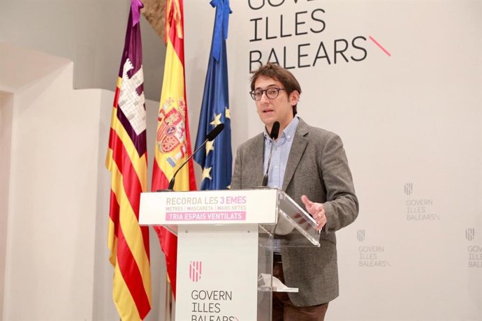 Archivo - El portavoz del Govern y conseller de Modelo Económico, Turismo y Trabajo, Iago Negueruela.