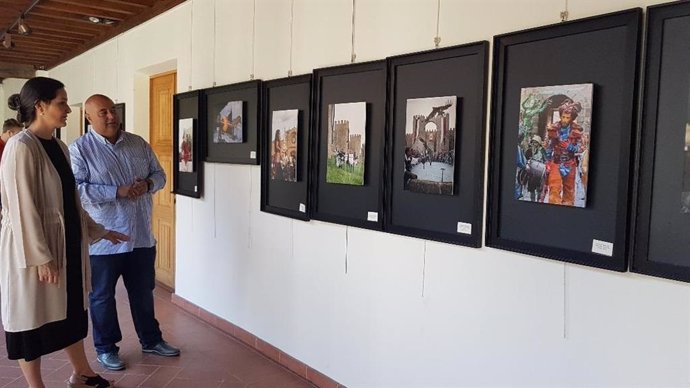 La teniente de alcalde de Empleo, Industria, Comercio y Turismo del Ayuntamiento de Ávila, Sonsoles Prieto, y el concejal de Turismo del Consistorio, Carlos López, presentan la exposición de fotografía del Mercado Medieval.