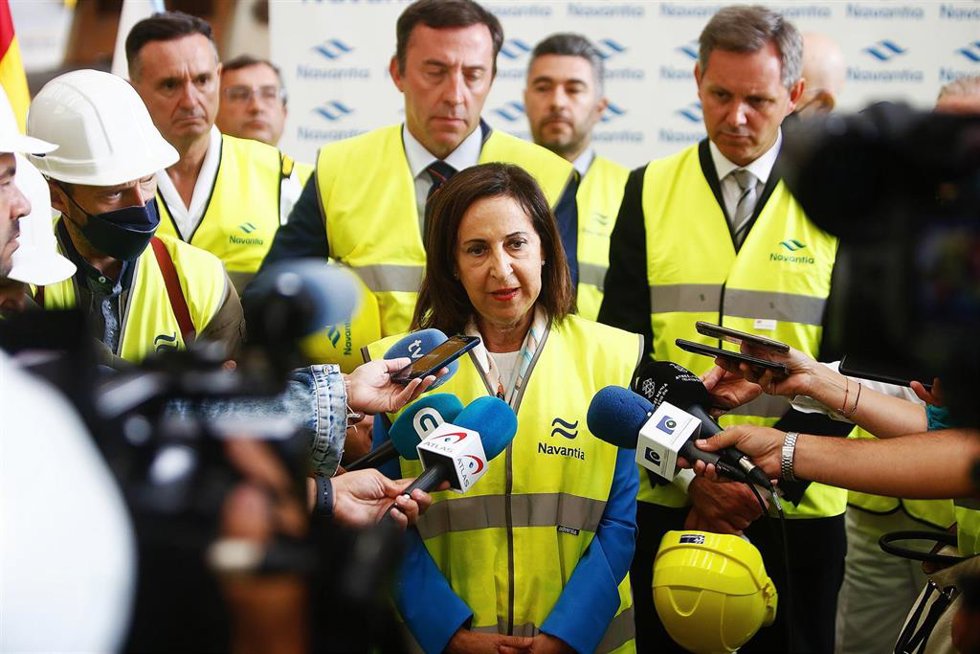 La ministra de Defensa, Margarita Robles, en una visita para supervisar la construcción de la primera de las fragatas que integran el programa F-110, en Navantia Ferrol