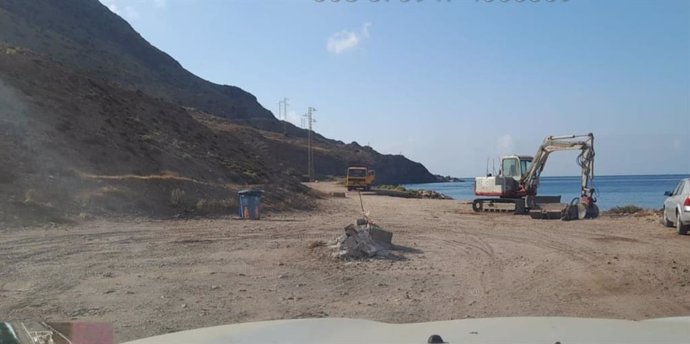 Maquinaría mueve tierras este lunes para restablecer la entrada de agua de mar en las Salinas de Cabo de Gata