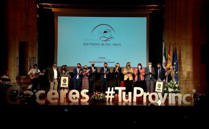 Archivo - Premiados y autoridades de los V Premios San Pedro de Alcántara que entrega la Diputación de Cáceres, en una foto de archivo