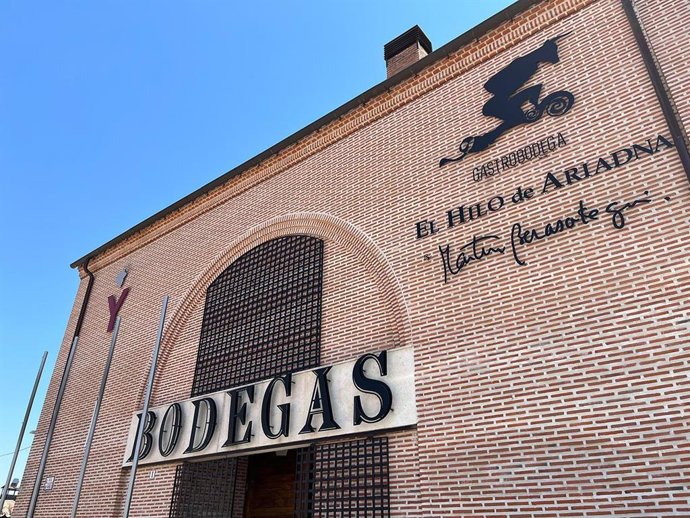 Fachada de la nueva gastrobodega en Yllera.
