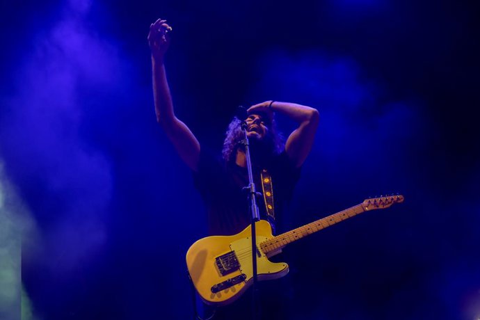 Archivo - Un componente de IZAL actúa en el concierto de Madrid a los Océanos