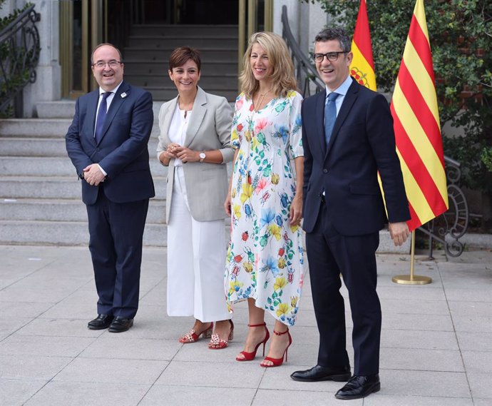 (I-D) El ministro de Cultura, Miquel Iceta; la ministra Portavoz, Isabel Rodríguez; la vicepresidenta segunda del Gobierno, Yolanda Díaz, y el ministro de la Presidencia, Félix Bolaños, posan durante reunión de la mesa de diálogo entre el Gobierno.