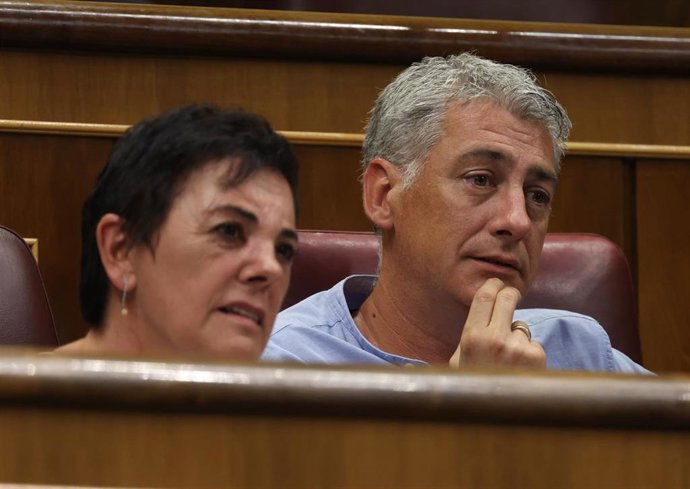 La portavoz de EH Bildu en el Congreso, Mertxe Aizpurua, y el portavoz adjunto de EH Bildu en el Congreso, Oskar Matute