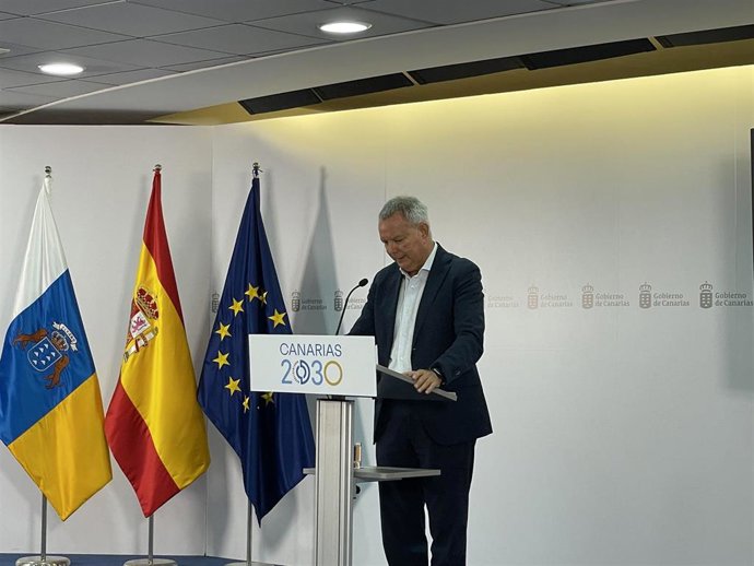 El consejero de Obras Públicas, Transporte y Vienda, Sebastián  Franquis, en rueda de prensa