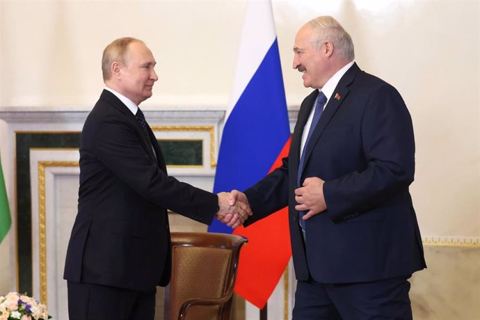 Archivo - El presidente ruso, Vladimir Putin, y su homólogo bielorruso, Alexander Lukashenko