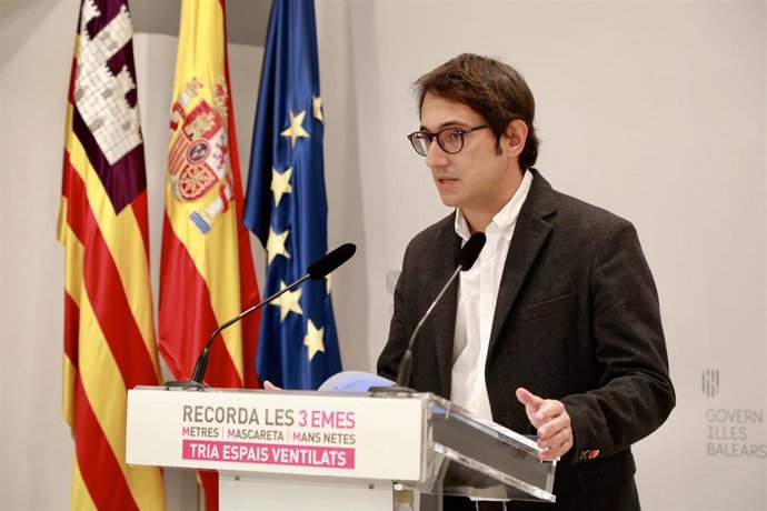 Archivo - El portavoz del Govern y conseller de Modelo Económico, Turismo y Trabajo, Iago Negueruela, en la rueda de prensa.