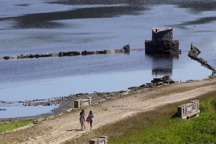 Dos personas caminan junto al cauce del Rio Miño, a 27 de julio de 2022, en Lugo, Galicia, (España). La costa gallega lleva en prealerta por sequía meteorológica desde el pasado 7 de febrero. Además, los embalses españoles están al 45,3% de su capacidad