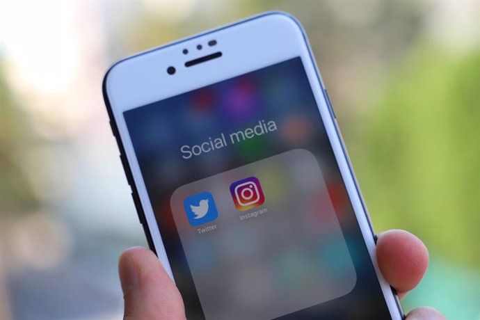 Un dispositivo móvil con el icono de la aplicación de Twitter