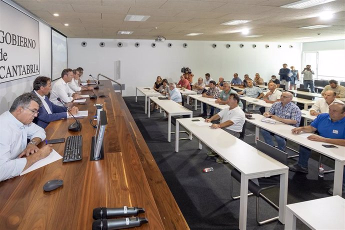 Los consejeros de Obras Públicas, Ordenación del Territorio y Urbanismo, José Luis Gochicoa, y de Desarrollo Rural, Ganadería, Pesca, Alimentación y Medio Ambiente, Guillermo Blanco, presentan la Ley del Suelo a los representantes del sector primario