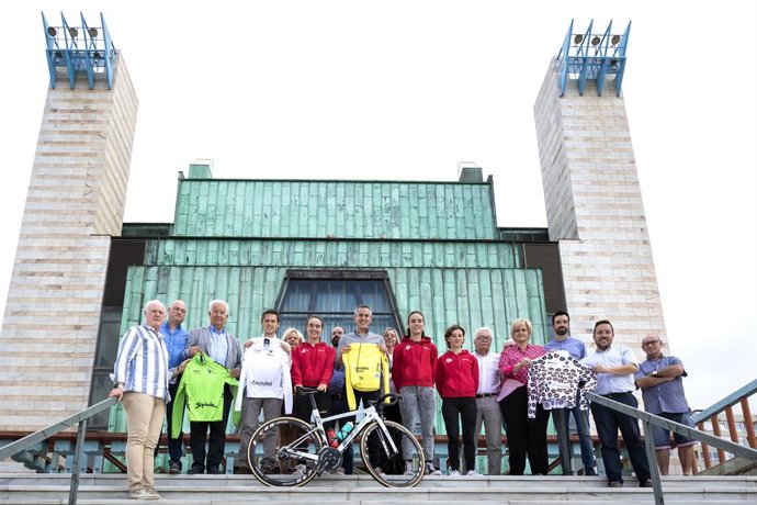 El Vicepresidente Y Consejero De Universidades, Igualdad, Cultura Y Deporte, Pablo Zuloaga, Participa En La Presentación De La Vuelta Ciclista Femenina A Cantabria.