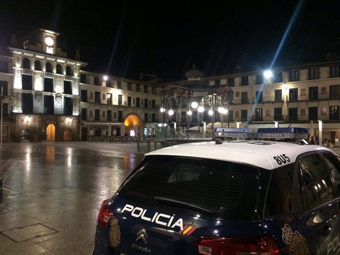 Un vehículo de la Policía Nacional en la Plaza Nueva de Tudela