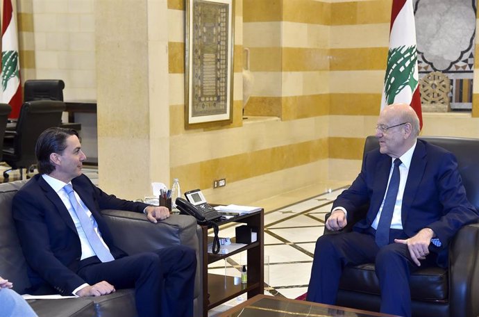 Archivo - El asesor de EEUU para Energía, Amos Hochstein (i), durante un encuentro en Beirut con el primer ministro de Líbano, Nayib Mikati (d)