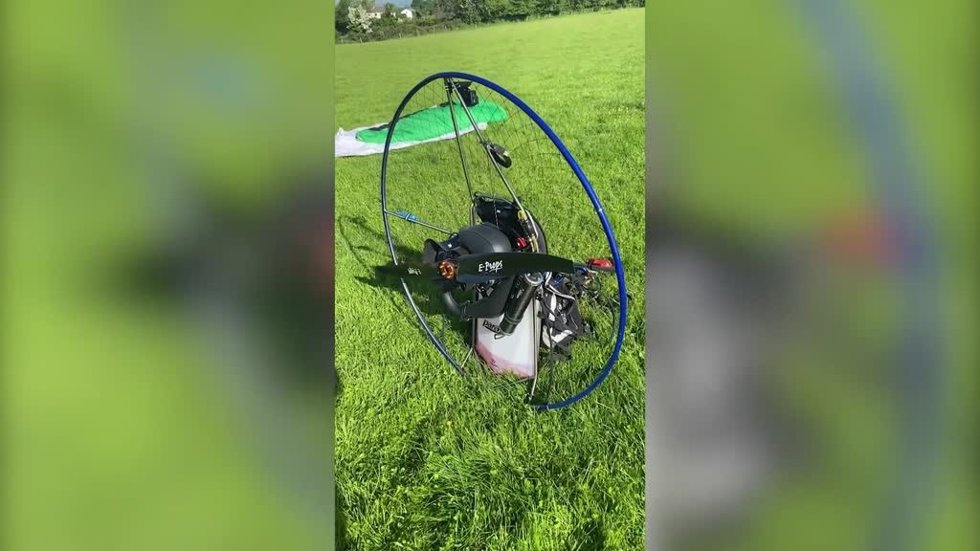 El alucinante vuelo motorizado de este aviador se ha hecho viral