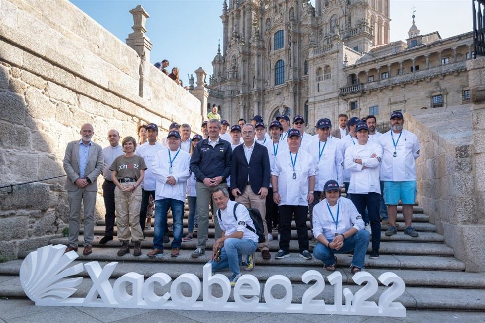 El presidente de la Xunta, Alfonso Rueda, la directora de Turismo de Galicia, Nava Castro, y el alcalde de Santiago, Xosé Sánchez Bugallo, reciben a 69 estrellas Michelin participantes en la iniciativa solidaria 'Estrelas no Camiño'.