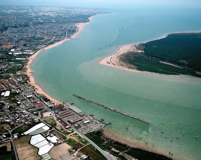 Archivo - Vista aérea de la playa de Bonanza de Sanlúcar en la desembocadura del Guadalquivir