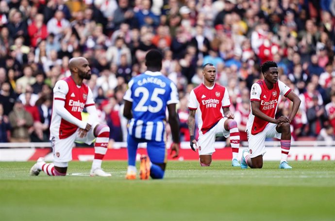 Archivo - Jugadores hincando la rodilla contra el racismo en un Arsenal-Brighton and Hove Albion de la Premier League