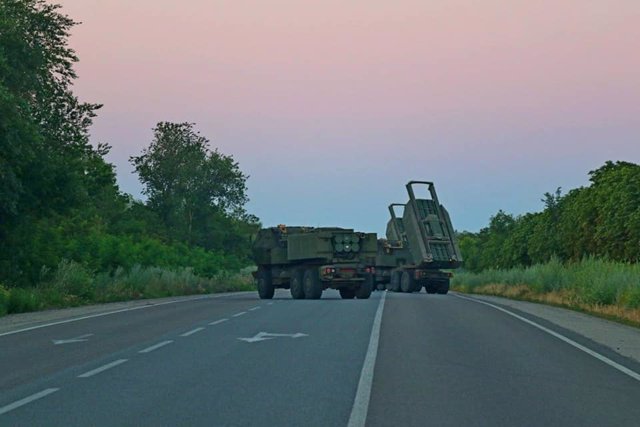 Sistema lanzamisiles múltiple modelo 'HIMARS' en las carreteras de Ucrania