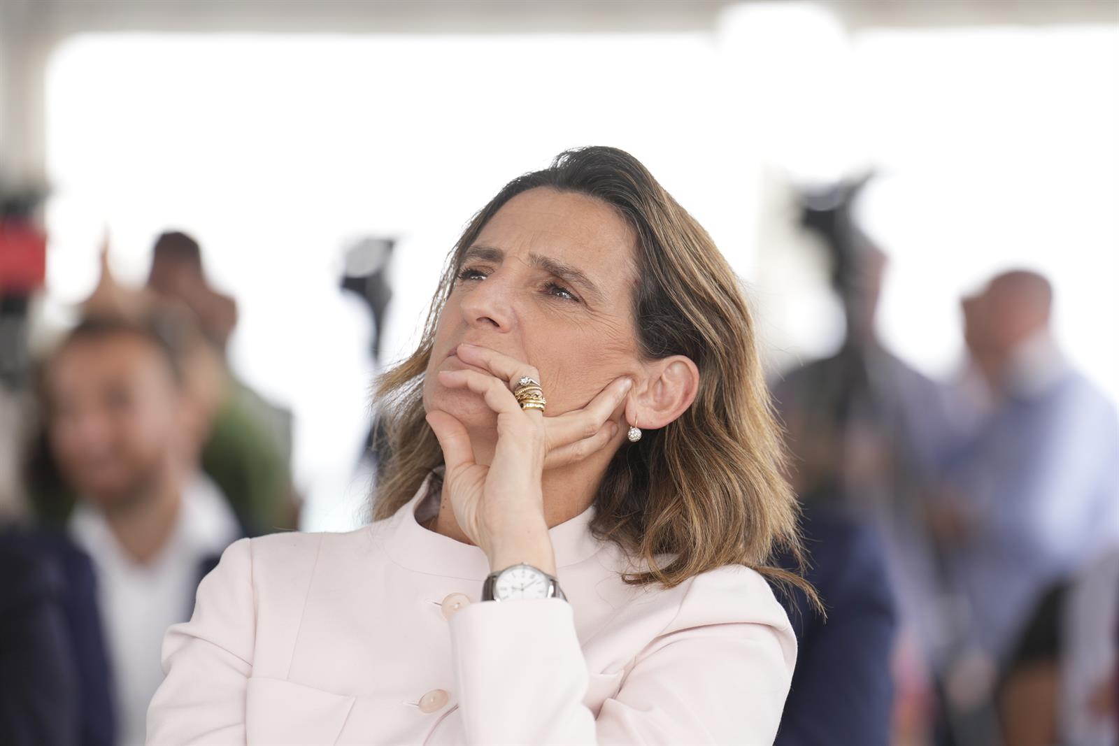 La vicepresidenta tercera del Gobierno y ministra para la Transición Ecológica y el Reto Demográfico, Teresa Ribera, durante el bautizo de la plataforma eólica marina flotante DemoSATH en Punta Sollana, a 20 de julio de 2022, en Bilbao.