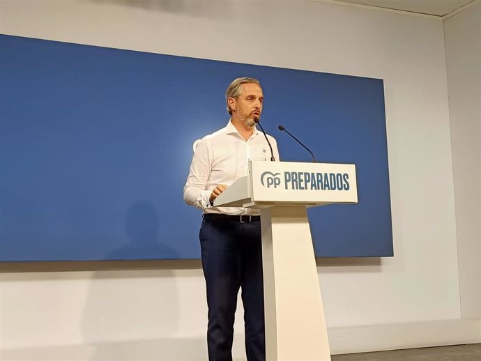 El vicesecretario de Economía del PP, Juan Bravo, ofrece una rueda de prensa en la sede del PP.