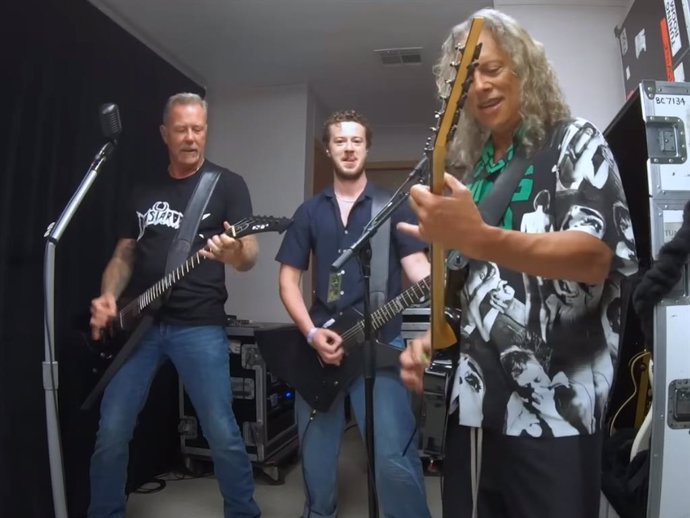 VÍDEO: Joseph Quinn cumple el sueño de Eddie Munson en Stranger Things 4 y toca con Metallica