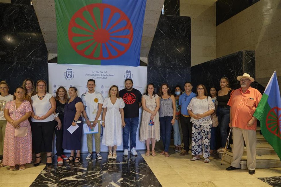 El Cabildo de Tenerife honra a las víctimas del genocidio del Pueblo Gitano durante la II Guerra Mundial