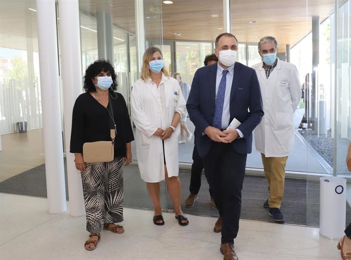 El conselleiro de Sanidade, Julio García Comesaña, visita el centro de salud de A Estrada.
