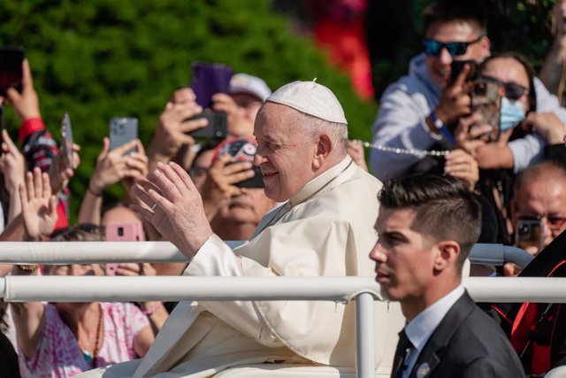 28 July 2022, Canada, Sainte-Anne-de-Beaupre: Pope Francis arrives via the Popemobile for mass at the Basilica of Sainte-Anne-de-Beaupre. Photo: Patrice Lapointe/ZUMA Press Wire/dpa