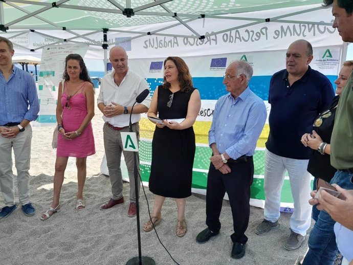 Carmen Crespo presenta la campaña para fomentar el consumo de pescado andaluz en Roquetas de Mar (Almería)